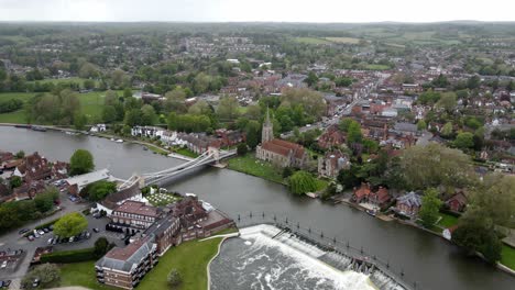 Ciudad-De-Marlow-Buckinghamshire-En-El-Río-Támesis-Reino-Unido-Imágenes-Aéreas-De-Alto-Punto-De-Vista-4k