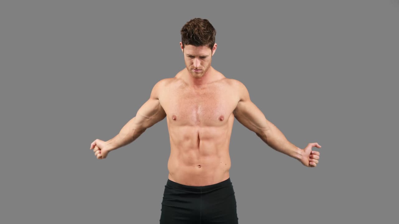 hombre musculoso estirando sus brazos