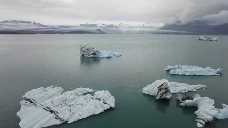 Imágenes-De-Un-Dron-De-La-Laguna-Glaciar-De-Jokulsarlon-Con-Un-Barco-Turístico