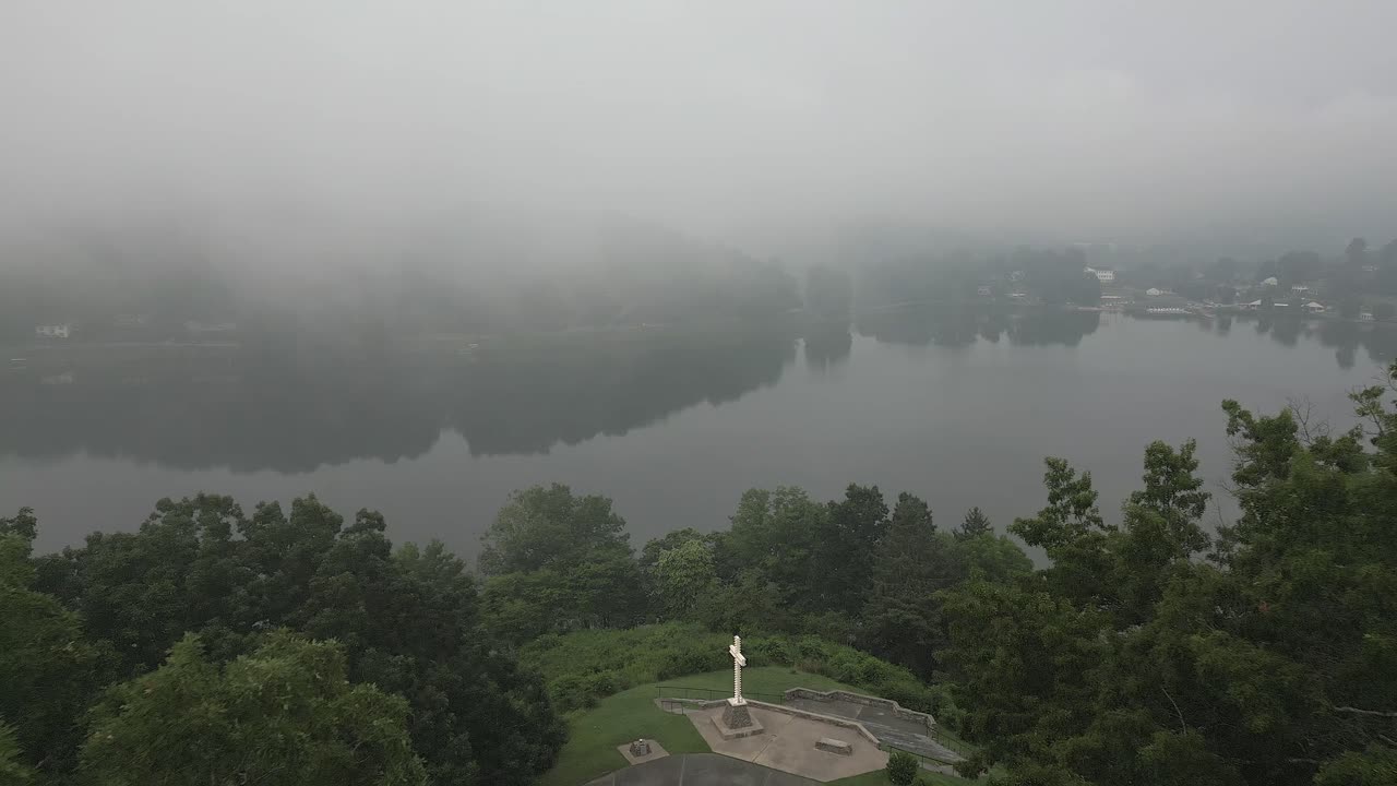 공중에서 내려오는 영감 포인트 크로스 안개 junaluska 호수, nc