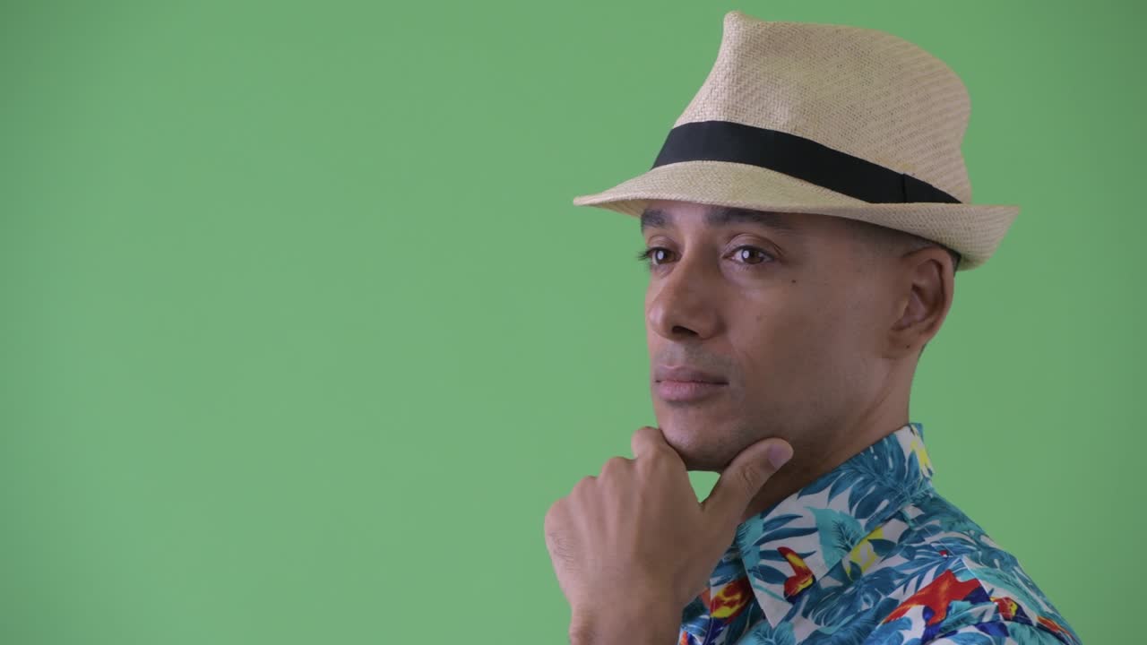 atractivo turista multiétnico listo para las vacaciones