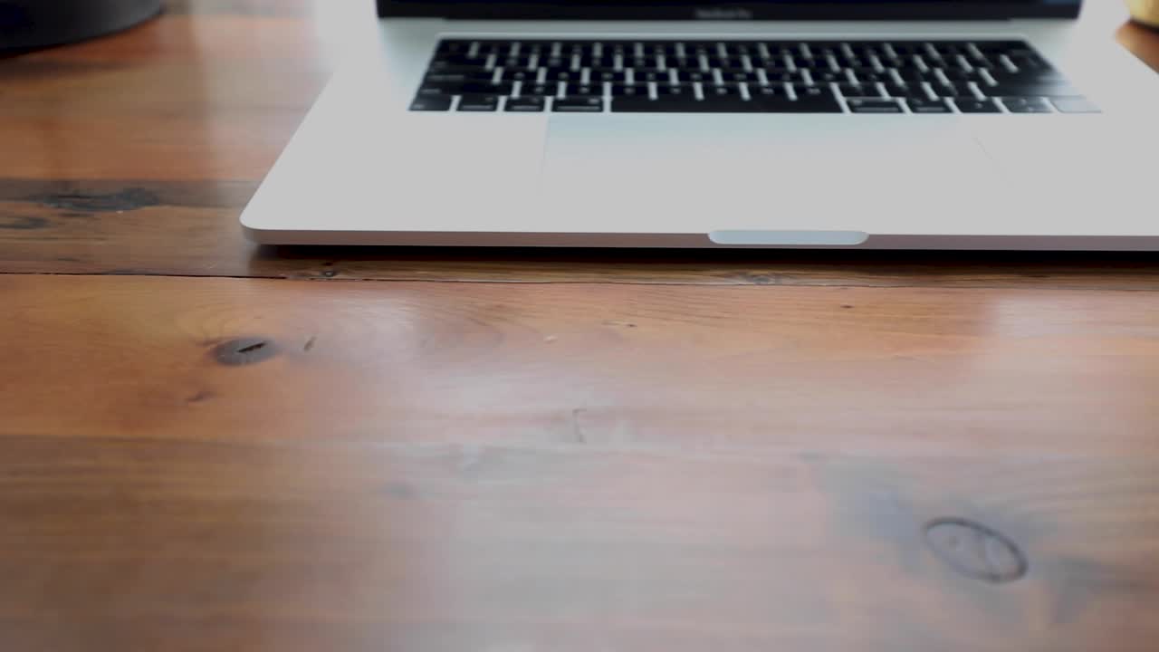 노트북, 마우스, 펜이 있는 깨끗하고 정리된 책상을 따라 느린 트랙