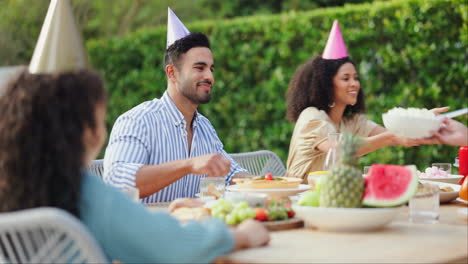 fiesta de cumpleaños en el jardín