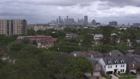 vista de drones del centro de houston desde el parque memorial