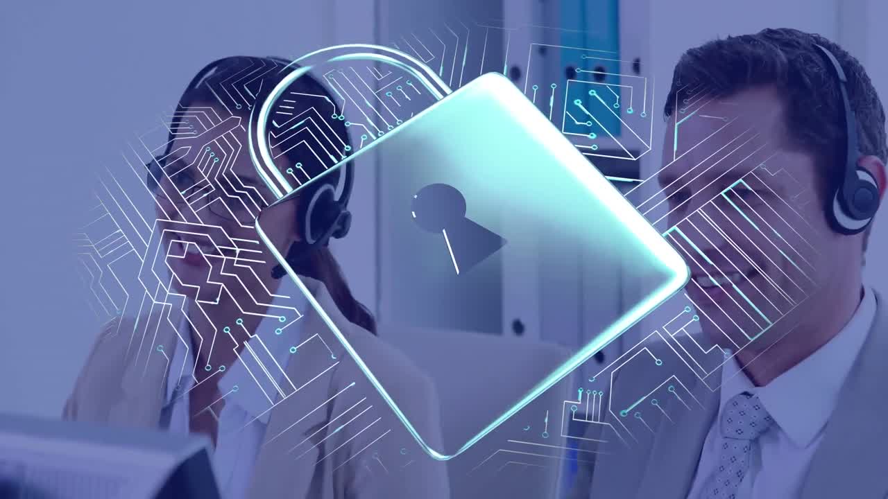 анимация онлайнового замка безопасности и платы с микросхемами над деловыми людьми, использующими телефонные наушники