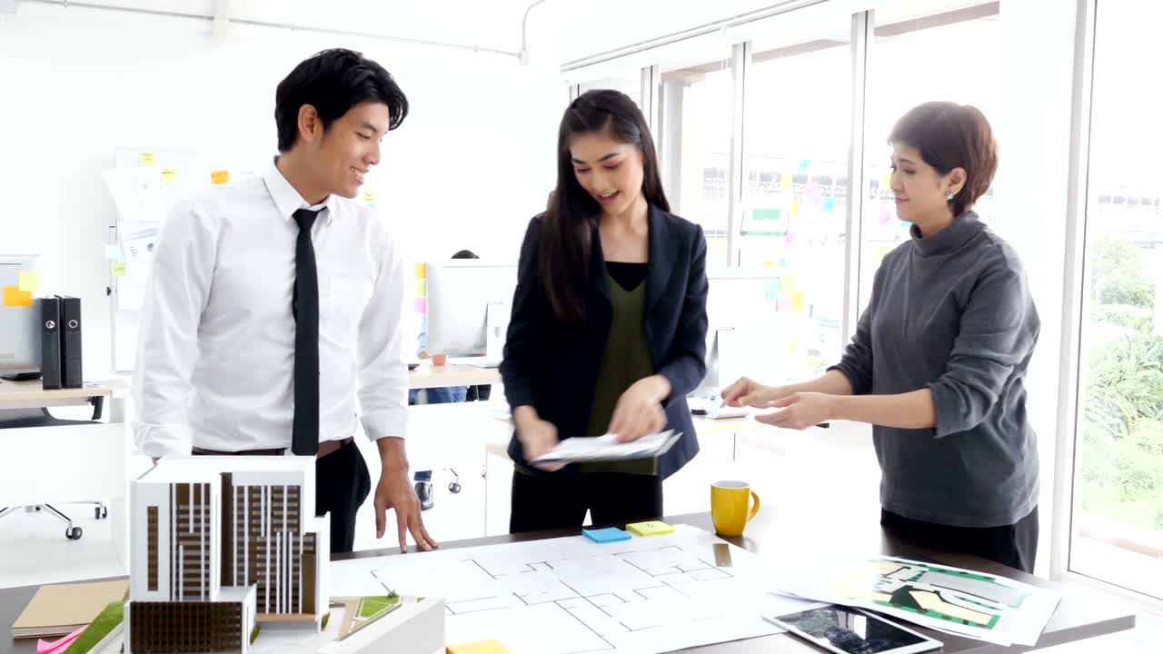 건축 프로젝트에 대한 고객 계약 서명: 건축 프로젝트를 위한 고객과의 건축 팀 회의.