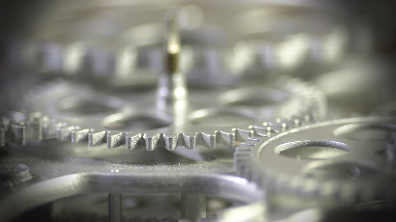 engranajes metálicos que giran en el mecanismo de trabajo