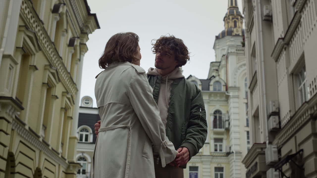 una pareja de amor besándose en el centro de la ciudad.