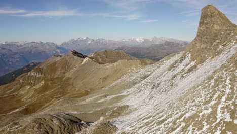 escalada aérea a lo largo de la cumbre rocosa, revelando el paisaje alpino "becs de bosson", valais - suiza