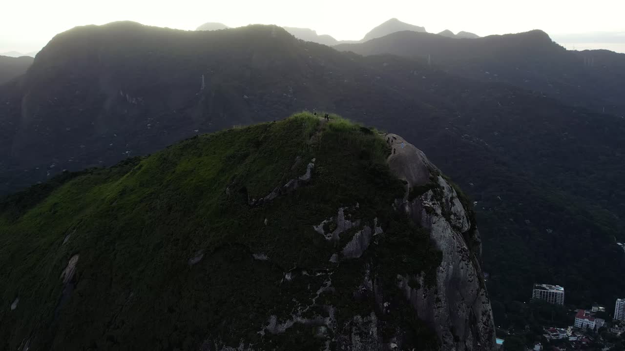 브라질 리우데자네이루 의  ⁇ 은 저녁 에 돈 이르마오스 산 주변 에서 드론 으로 촬영 된 사진
