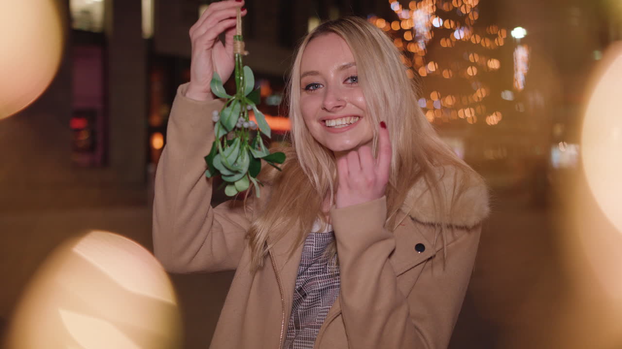 매력적 인 젊은 여인 은 손바닥 을 들고 파트너 에게 키스 를 요청 한다 - 느린 동작