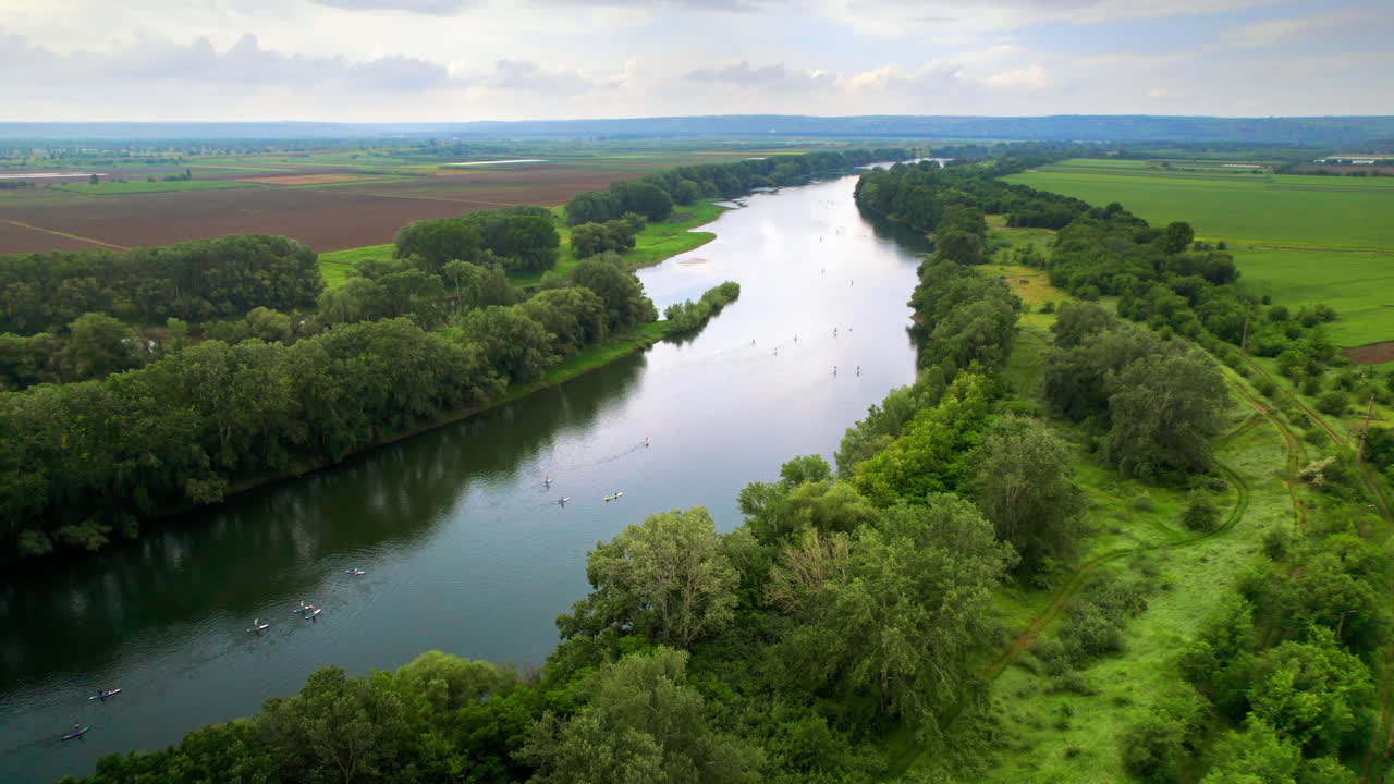 Vista aerea con drone di persone che nuotano e fanno sup surf sul fiume Nistru in Moldavia
