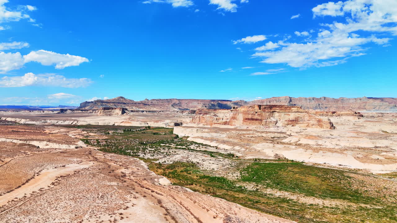 Scarsa vegetazione cresce nel deserto arido. Avvicinandosi a spettacolari canyon nella Glen Canyon National Recreation Area. Riprese da drone