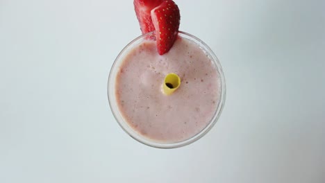 Gesunder-Smoothie,-Zubereitet-Mit-Einem-Mixer,-Serviert-Auf-Weißem-Hintergrund-Und-Dekoriert-Mit-Erdbeeren-Und-Gelbem-Stroh