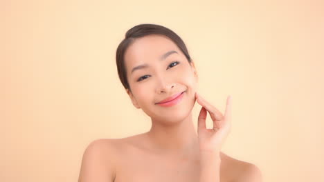 미용 스파 치료 후 얼굴 피부를 만지는 행복한 아름다운 아시아 여성, 정적 격리된 느린 동작