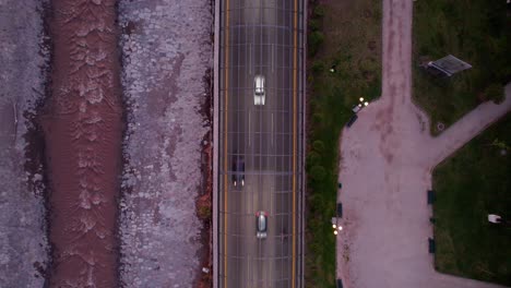 Carretera-Cubierta-Por-Malla-De-La-Ciudad-De-Santiago-Con-El-Río-Mapocho-A-La-Izquierda-Y-El-Parque-A-La-Derecha