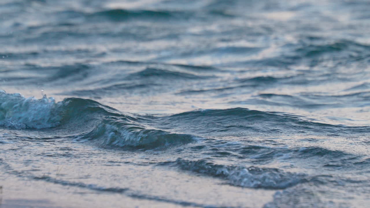 폴란드 레바 의 경치 좋은 해변 을 향해 돌고 있는 바다 물결 - 넓은