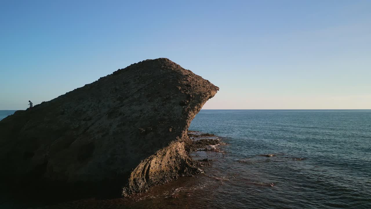 Vista drone di una maestosa formazione rocciosa lungo una costa serena