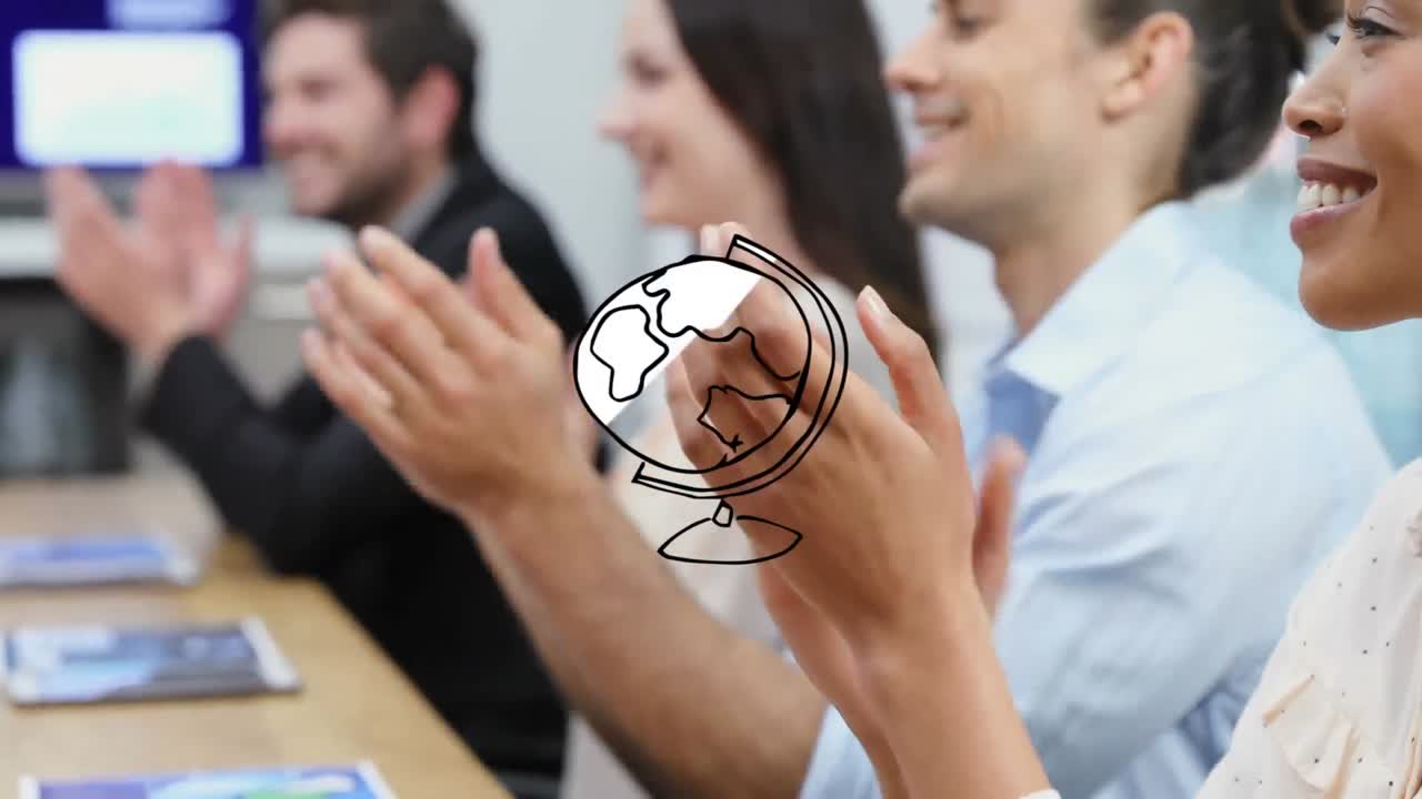 animación de un globo giratorio sobre un grupo feliz de diversos colegas de negocios que aplauden