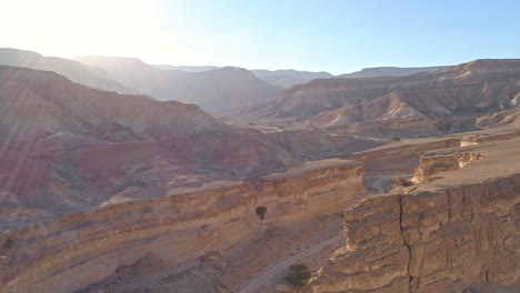 Luftaufnahme-Von-Bergen-Und-Schluchten-In-Der-Negev-Wüste-Im-Süden-Israels