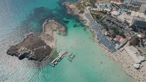 dron volador desde la playa de nissi con vistas al mar y a la playa