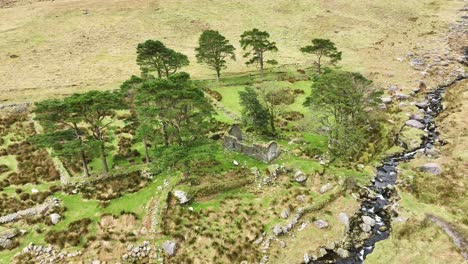 Waterford-Comeragh-Mountains-Drone-Circle-Of-Ned-Currans-Cottage,-Eine-Zerstörte-Behausung-Hoch-In-Den-Bergen