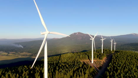 muchas turbinas eólicas que convierten la energía cinética del viento en energía eléctrica