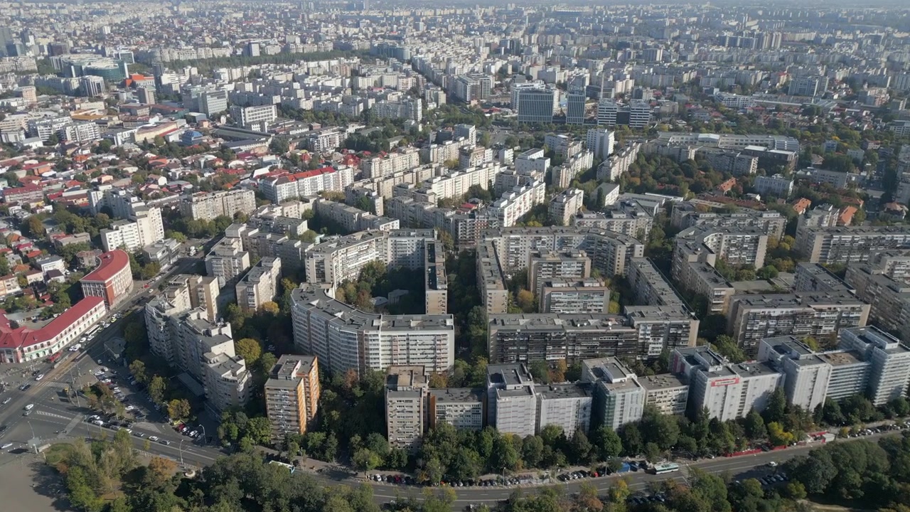 Romanialaiset kerrostalot mielenkiintoisessa muotoilussa Bukarestin kaupungissa, drone nousee yläpuolelle 4K 30FPS.
