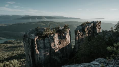 Gygrestolen-Gebirgsformationen-Aus-Der-Letzten-Eiszeit-In-Norwegen-Bei-Sonnenaufgang