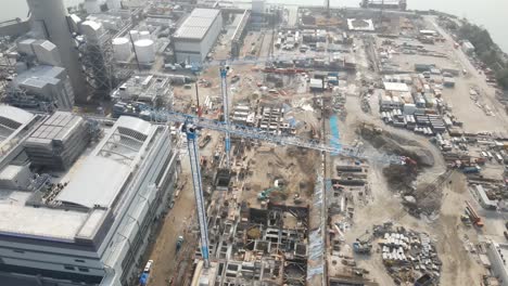 grúas torre erigidas en el sitio de desarrollo de una central eléctrica