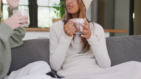 felices chicas adolescentes diversas amigas bebiendo café y hablando en casa, cámara lenta