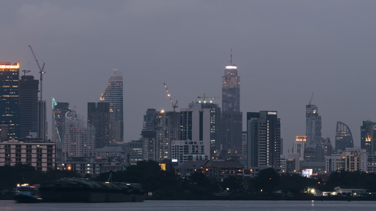 차오프라야 강에서 본 방콕의 스카이라인