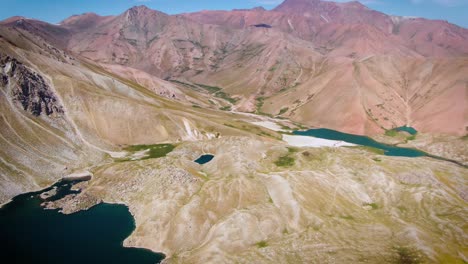 Vista-Panorámica-De-Los-Lagos-Arashan-Rodeados-De-Montañas-En-Namangan,-Valle-De-Ferghana,-Uzbekistán