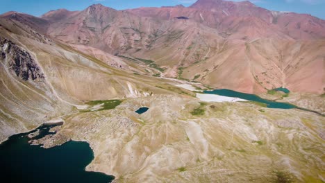 vista panorámica de los lagos arashan rodeados de montañas en namangan, valle de ferghana, uzbekistán