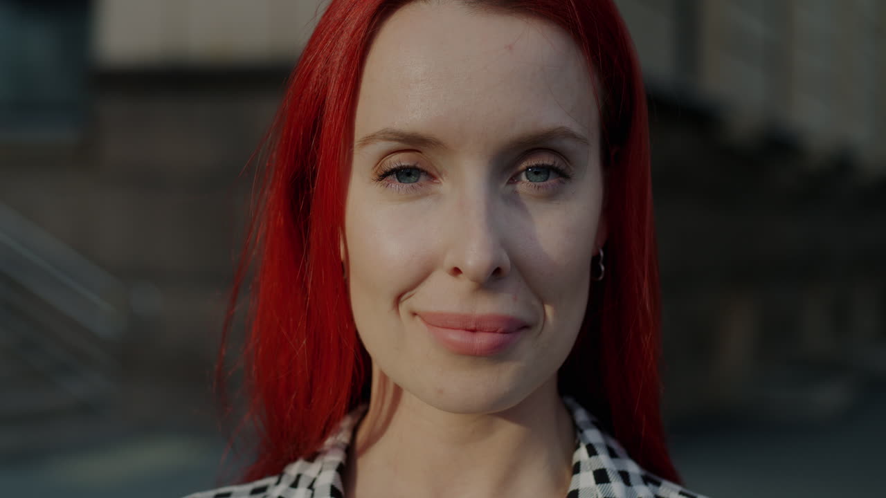 mujer de pelo rojo en la ciudad