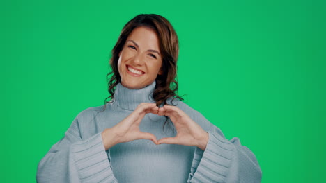 corazón, pantalla verde y retrato de una mujer