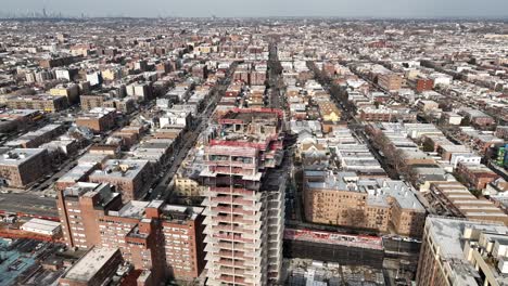 Una-Vista-De-ángulo-Alto-Sobre-La-Avenida-De-La-Costa-En-Brooklyn,-Ny