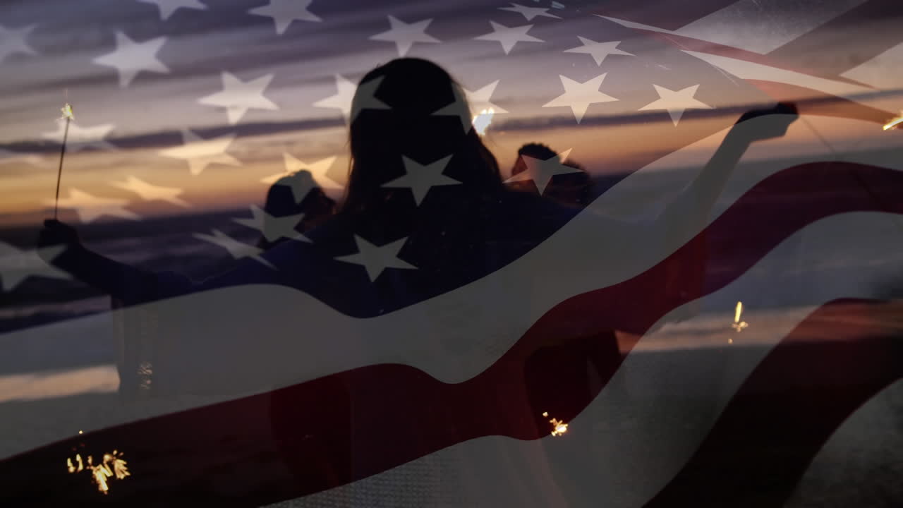 불꽃놀이를 하는 사람 들 과 함께  ⁇ 발 을 흔들고 있는 사람 들