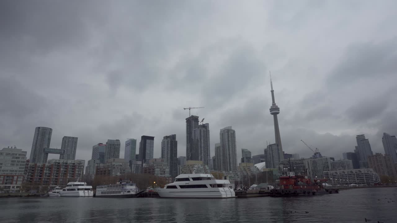 Skyline di Toronto Harbourfront in inverno, nuvole drammatiche.