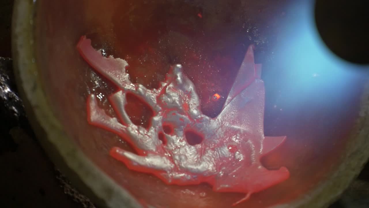 보석 가공자 의 그 에서 은 을 녹이는 일