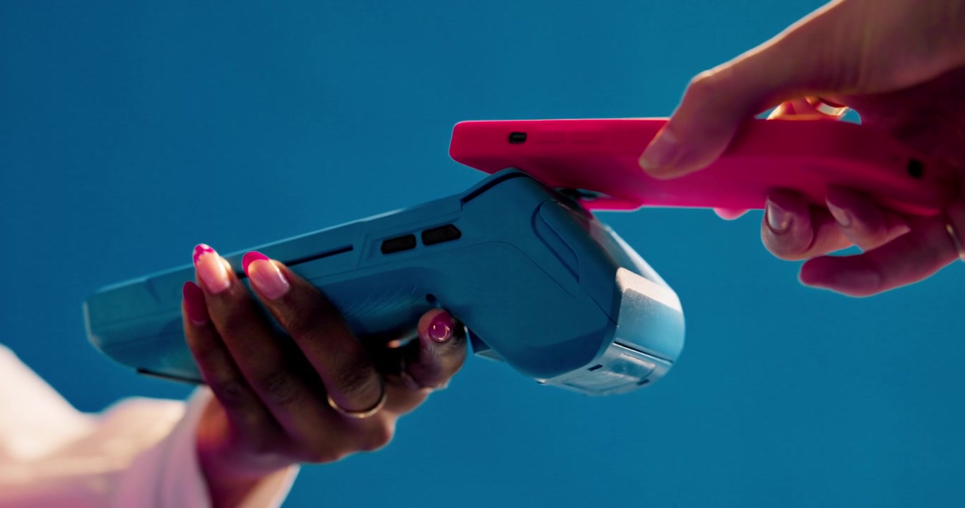 Cliente che effettua un pagamento contactless con lo smartphone su un terminale POS