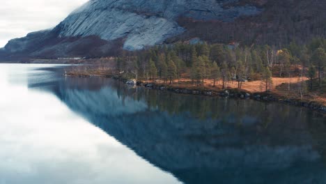 Vista-Aérea-Del-Lago-Eiavatnet-En-El-Norte-De-Noruega