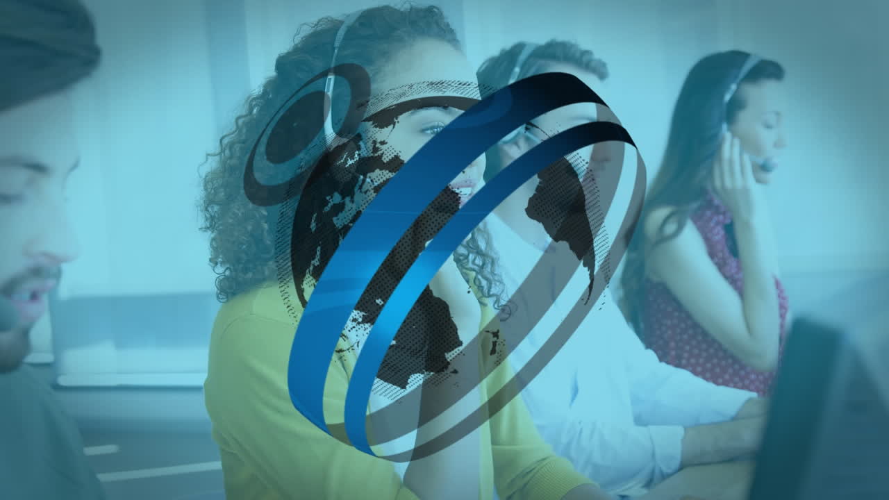 escáner y globo contra el equipo de ejecutivos de atención al cliente que trabajan en la oficina