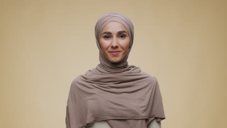 mujer sonriente en hijab