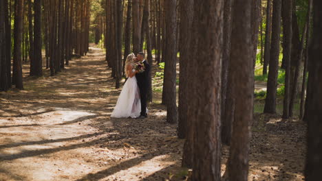 Lady-bride-in-wedding-dress-with-venthole-kisses-husband