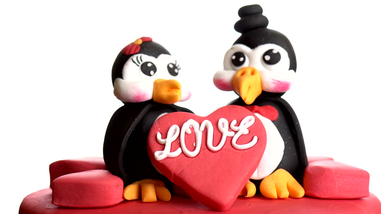 любовные пингвины украшают торт.