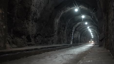 voitures passant par les aqueducs souterrains à guanajuato