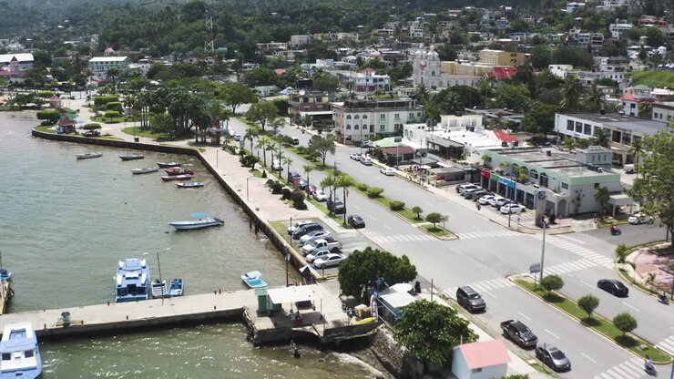 Barche ormeggiate al porto turistico nella città di Samana nella Repubblica Dominicana.