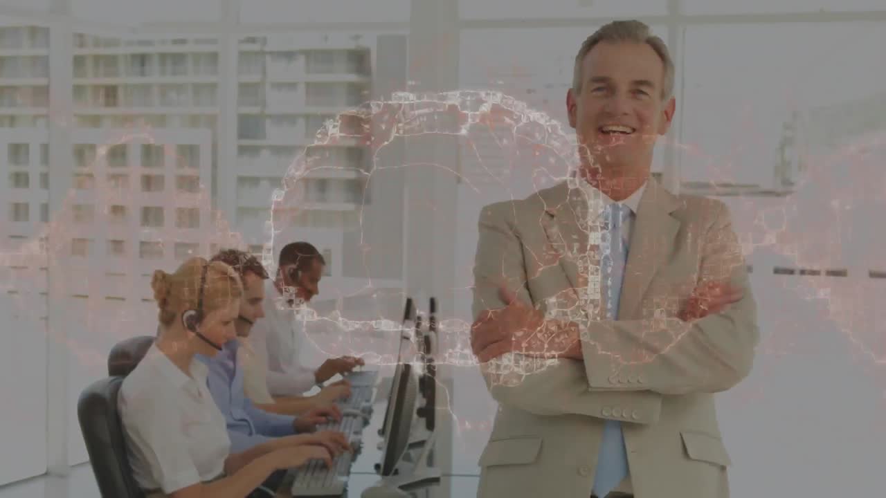 человеческий мозг вращается против портрета кавказского старшего бизнесмена, улыбающегося в офисе