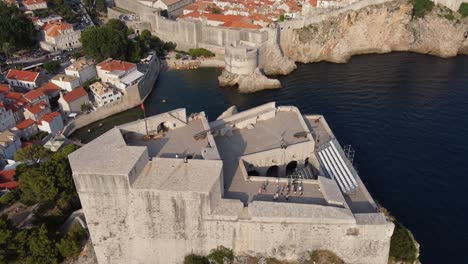 Tourists-taking-a-guided-Tour-on-Fort-Lovrijenac-against-city-walls-of-old-town---King's-Landing-in-Dubrovnik,-Croatia